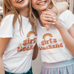 Retro Girl's Helg Location Namn Bachelorette T Shirt<br><div class="desc">Fira din bachelorette med den här roligten t-shirt med toppen,  som innehåller groovy typografi,  daisy blommor,  anpassningsbar,  plats och elegant calligraphy namn. Lägg enkelt till dina egna uppgifter genom att klicka på alternativet "anpassa".</div>
