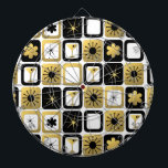 Retro Glamous Guld Dart Board Piltavla<br><div class="desc">Vad är svart och vitt och guld? Det är Retro Glamous Guld Dart Board. Den moderna designen i mitten av århundradet har ett nät av sofistikerat bilder. Det finns en blandning av och matcha mönster av mod blommor, stjärnor, martini-glas och imponerande stjärnor på svarta, vita och guld bakgrunder. Den här...</div>