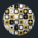 Retro Glamous Guld Dart Board Piltavla<br><div class="desc">Vad är svart och vitt och guld? Det är Retro Glamous Guld Dart Board. Den moderna designen i mitten av århundradet har ett nät av sofistikerat bilder. Det finns en blandning av och matcha mönster av mod blommor, stjärnor, martini-glas och imponerande stjärnor på svarta, vita och guld bakgrunder. Den här...</div>