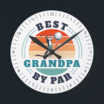 Retro Golf Grandpa Birthday Funny Golfing Anpassni Rund Klocka<br><div class="desc">Retro Best Grandpa By Par-design som du kan anpassa för mottagaren av den här söta golftematdesignen. Perfekt för Fars dag eller farfars födelsedag. Texten "GRANDPA" kan anpassas med vilken pappa-kontrollant som helst genom att klicka på "Anpassa" ovan. Kan även dubbla som företagsbyte om du lägger till din logotyp</div>