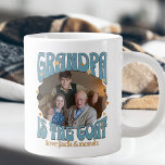 Retro Grandpa är Goat Photo Giant Mugg Jumbo Mugg<br><div class="desc">Retro-get mugg för morfar med anpassningsbar foto. Ditt foto visas i en vågigt kant-dekalform och är inramat med "farpa är geten". Anpassa till barnbarnets eller barnbarn namn eller till text du vill ha. Använda på samma fotoframsida och baksida, eller ett annat foto för varje sida. Du kan fritt anpassa paletten...</div>