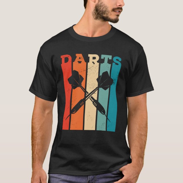 Retro Graphic Dart Player Darts Dartboard Bullseye T Shirt (Framsida)