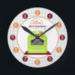 Retro Grönt Stove Personlig Köklås Rund Klocka<br><div class="desc">En klocka med en illustration av en grönt kökspisar. Anpassa med ditt namn om illustration.  Klocket har vita siffror på orange och burgundpunkter.</div>