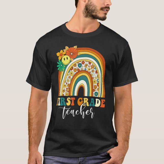 Retro Groovy 1st First Klass Lacher Rainbow Back T Shirt (Framsida)