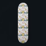 Retro Groovy 60s 70-tal Blommigt Skateboard<br><div class="desc">Ta tillbaka den till old school med den här återinspirerade blommigten skateboard-designen.</div>