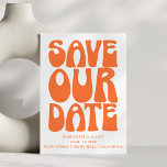 Retro Groovy 70s Bright Orange QR Code Bröllop Spara Datumet<br><div class="desc">Gör din speciella dag oförglömlig redan från början med det här återinspirerade "Spara our Date"-kortet, med fet orange typografi som påminner om 1970-talet. Perfekt för par som kärlek leker och nostalgisk estetik ger den här designen en roligt och vibrerande ton för firande i bröllop. Det här kortet är idealiskt för...</div>