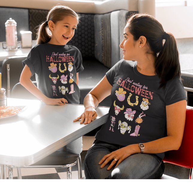 Retro Groovy Aesthetic Illustrative Western T Shirt (Skapare uppladdad)