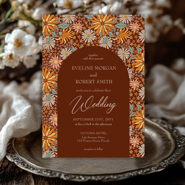 Retro groovy arten teracotta orange sage arch inbjudningar (retro groovy flowers terracotta orange sage green arched wedding invitation)