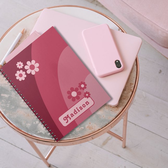 Retro Groovy Blommigt Rosa Anteckningsbok (Retro daisy arch groovy typography custom name pink notebook for school or journaling )