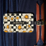 Retro Groovy Daisy Checkerboard Personlig Namn Bagagebricka<br><div class="desc">Retro Groovy Daisy Checkerboard Personlig Namn Luggage Tags har en groovy daisy mönster på en svart och vit schackbrädesbakgrund i mönster med din anpassningsbar eller personlig namn i mitten. Perfekt som en gåva till familj och vänner inför jul, födelsedag, helgdagar, Mors dag, arbetskolleger och annat. Skapat av ©Evco Studio www.zazzle.com/store/evcostudio...</div>