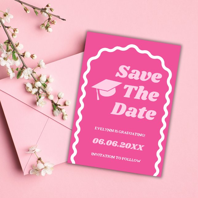 Retro Groovy Fet Rosa Vågigt Grad Cap Studenten Spara Datumet (graduation save the date card retro groovy wavy arch bold hot pink blush class of 2024 grad cap)