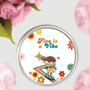Retro Groovy Five är en Vibe Daisy 5:e födelsedage Runt Klistermärke