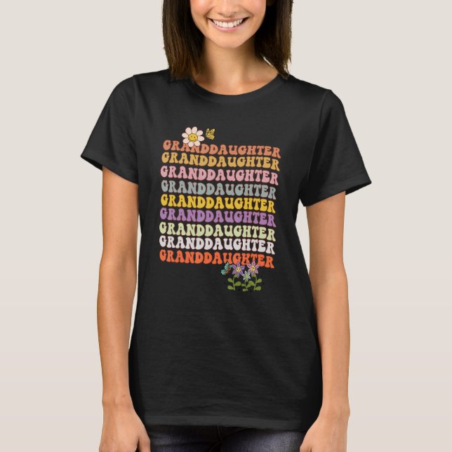 Retro Groovy Granddottern vågigt ord med blommor T Shirt (Framsida)