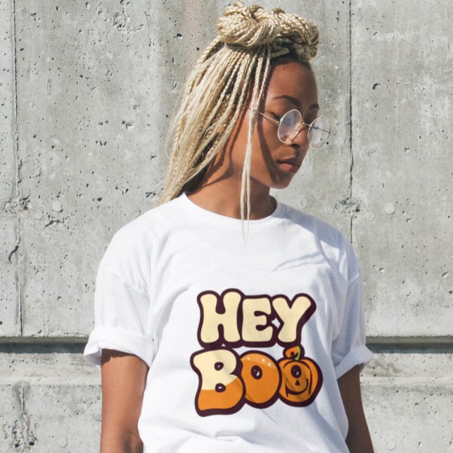 Retro Groovy Halloween Women’s T-Shirt | “Hey Boo” (Skapare uppladdad)