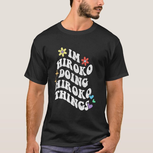 Retro Groovy Im Hiroko Gör Hiroko-saker Roligt M T Shirt (Framsida)