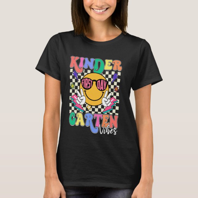 Retro Groovy Kinder Garten Vibes Smile Team Tillba T Shirt (Framsida)