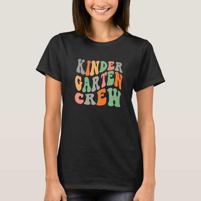 Retro Groovy Kindergarten Crew Kinder Squad Teache T Shirt (Framsida)