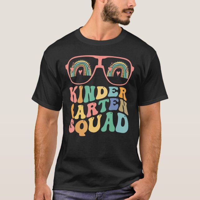 Retro Groovy Kindergarten Crew Kinder Squad Teache T Shirt (Framsida)