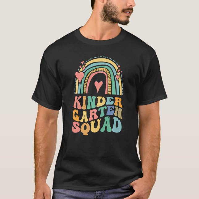 Retro Groovy Kindergarten Crew Kinder Squad Teache T Shirt (Framsida)
