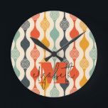 Retro Groovy Mönster Rund Klocka<br><div class="desc">Din monogram och första namn högdagrar en mod cirkel mönster i en groovy färg palett. Den här väggklockan är roligt för dig,  dina barn och sovrum eller ge som gåva. (Du kan ta bort monogrammet och första namn,  bara lämna anpassning tom.)</div>
