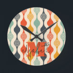 Retro Groovy Mönster Rund Klocka<br><div class="desc">Din monogram och första namn högdagrar en mod cirkel mönster i en groovy färg palett. Den här väggklockan är roligt för dig,  dina barn och sovrum eller ge som gåva. (Du kan ta bort monogrammet och första namn,  bara lämna anpassning tom.)</div>