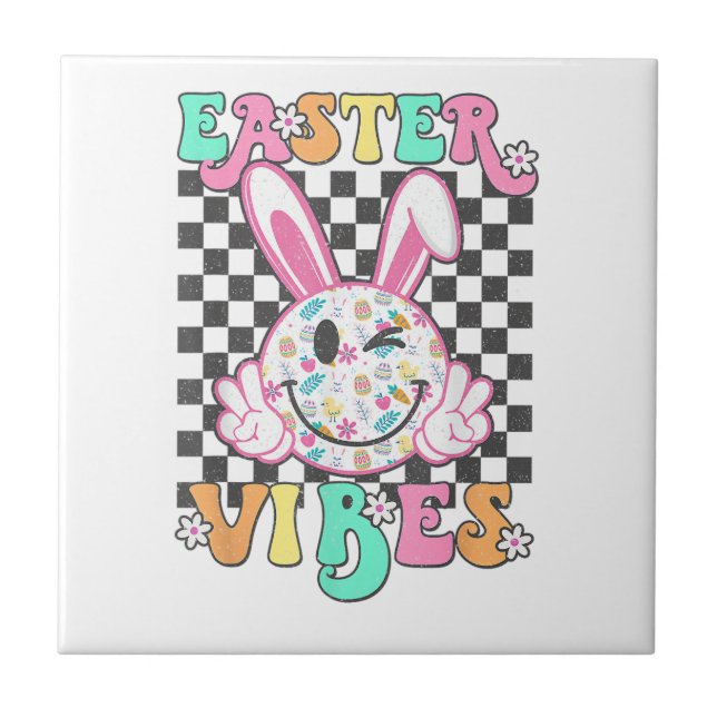Retro Groovy Påsk Vibbar Kanin Rutig Leende Wo Kakelplatta (Framsidan)