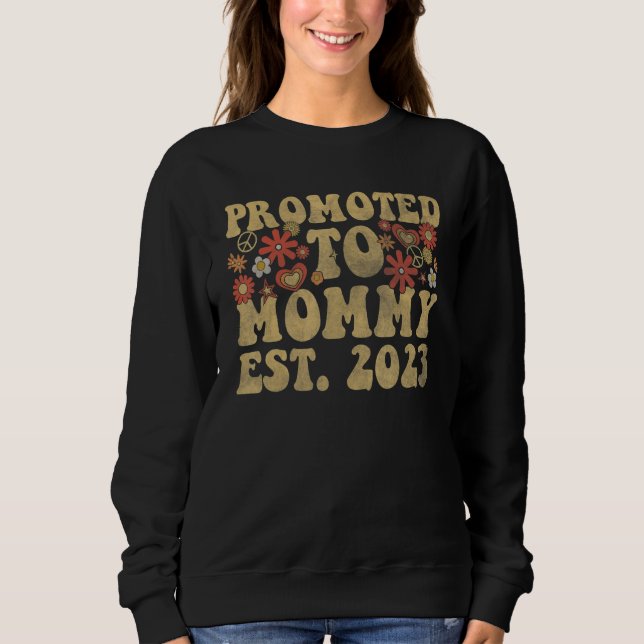 Retro Groovy Promoted to Mommy 2023 for New First  T Shirt (Framsida)