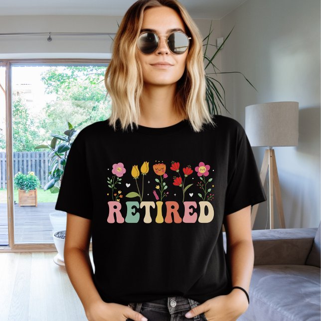 Retro Groovy "RETIRED" – 70s Style Retirement T Shirt (Skapare uppladdad)