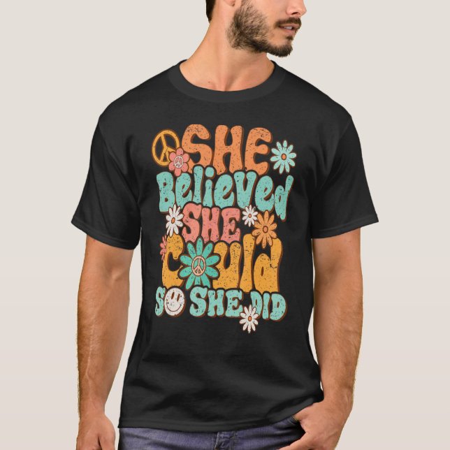 Retro Groovy She Believed She Could So That She Di T Shirt (Framsida)
