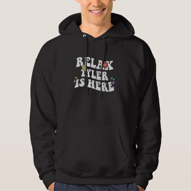 Retro Groovy Slappna av TYLER är här Funny Mor Da Hoodie (Framsida)