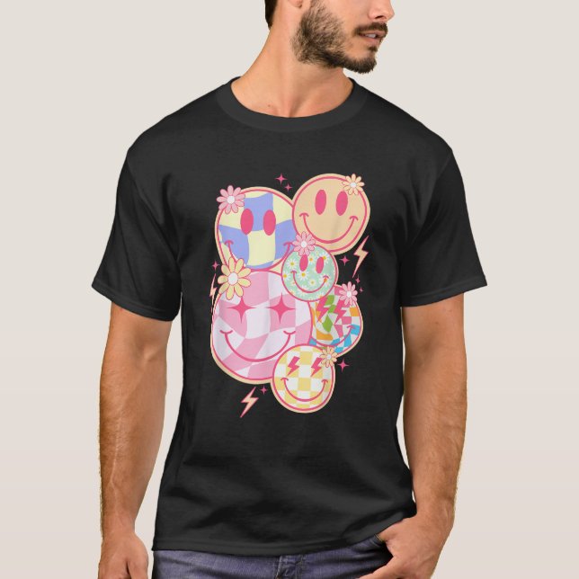 Retro Groovy Smile Face Flower Happy Face Checkere T Shirt (Framsida)