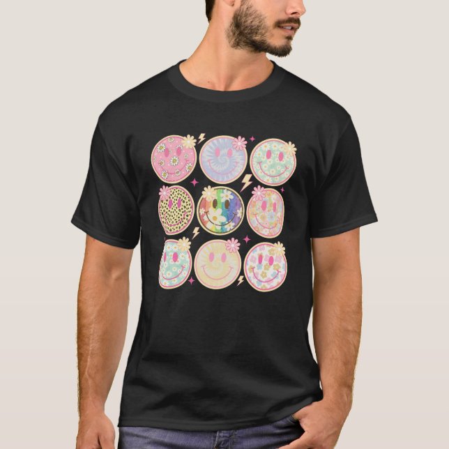 Retro Groovy Smile Face Flower Happy Face Checkere T Shirt (Framsida)