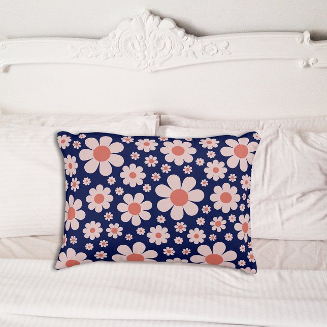 Retro Groovy Tusenskönamönster Marinblå Orange Prydnadskudde (Retro 70s daisy pattern navy blue and orange groovy hippie boho pillow)