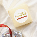 Retro Groovy Typography God jul & Namn Runt Klistermärke<br><div class="desc">En groovy-juldekal med "God jul" i retrotypografi, dekorerad med roligtens snurrar och blomning. Runt texten finns handritade stjärnor och gnistor. Nedan är din familj namn skriven på en festlig röd banderoll. Perfekt för förslutning av kuvert, dekoration av presentlådor eller förskönande av festföremål! Koordinerande Helgdag finns tillgängliga via samlingslänken på den...</div>