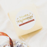 Retro Groovy Typography God jul & Namn Runt Klistermärke<br><div class="desc">En groovy-juldekal med "God jul" i retrotypografi, dekorerad med roligtens snurrar och blomning. Runt texten finns handritade stjärnor och gnistor. Nedan är din familj namn skriven på en festlig röd banderoll. Perfekt för förslutning av kuvert, dekoration av presentlådor eller förskönande av festföremål! Koordinerande Helgdag finns tillgängliga via samlingslänken på den...</div>