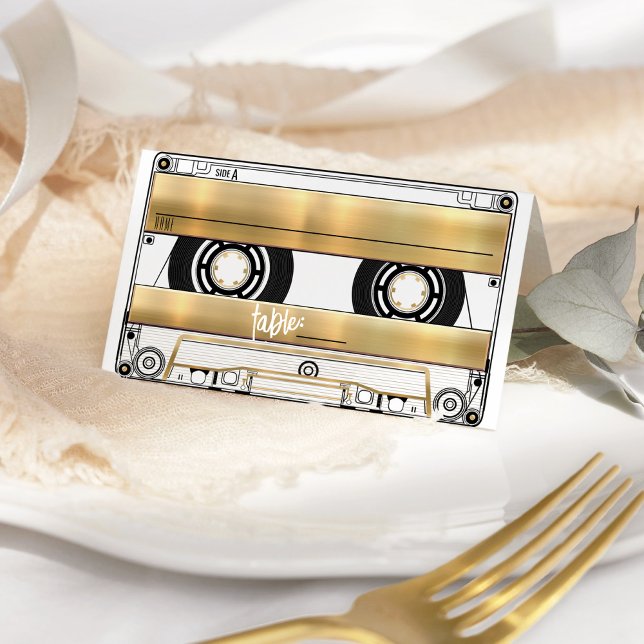 Retro Guld Kassettband Bröllop Vikt Placeringskort (Retro vinyl record music theme cassette tape black gold folded wedding reception table place card)