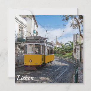 Retro gult tram på gatan i Lissabon, Portugal