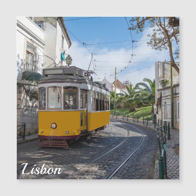 Retro gult tram på gatan i Lissabon, Portugal (Framsida)
