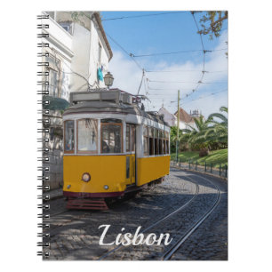 Retro gult tram på gatan i Lissabon, Portugal Anteckningsbok