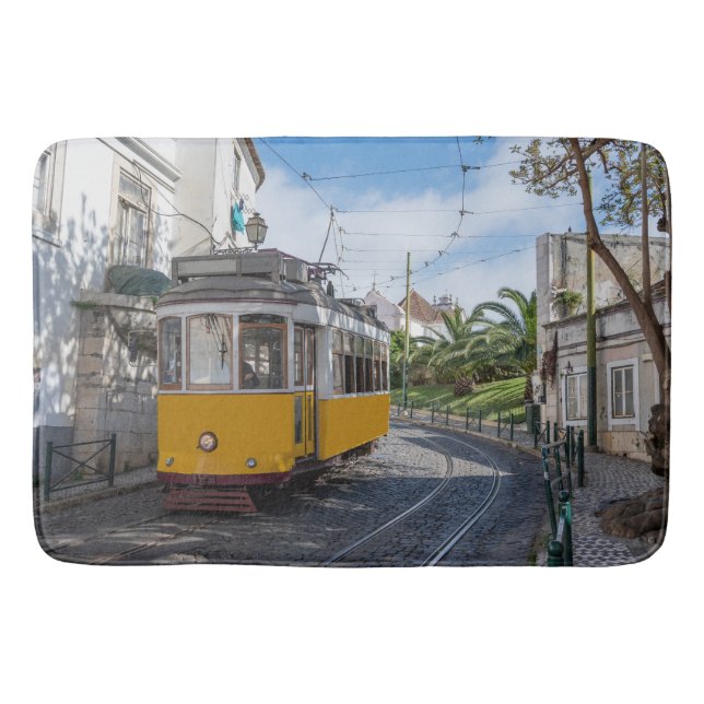 Retro gult tram på gatan i Lissabon, Portugal Badrumsmatta (Framsidan)