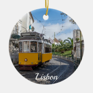 Retro gult tram på gatan i Lissabon, Portugal Julgransprydnad Keramik