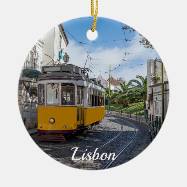 Retro gult tram på gatan i Lissabon, Portugal Julgransprydnad Keramik (Framsidan)