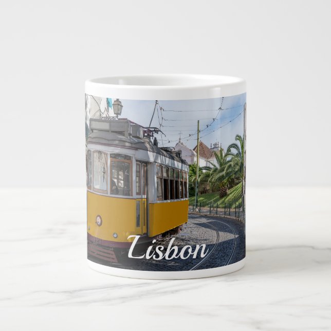 Retro gult tram på gatan i Lissabon, Portugal Jumbo Mugg (Framsidan)