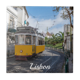 Retro gult tram på gatan i Lissabon, Portugal Kakelplatta