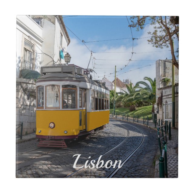 Retro gult tram på gatan i Lissabon, Portugal Kakelplatta (Framsidan)
