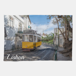 Retro gult tram på gatan i Lissabon, Portugal Kökshandduk