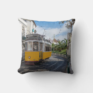 Retro gult tram på gatan i Lissabon, Portugal Kudde