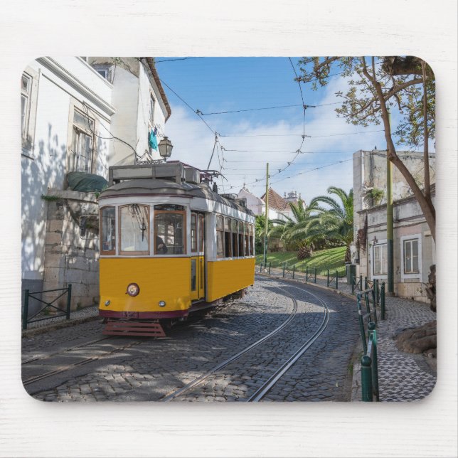 Retro gult tram på gatan i Lissabon, Portugal Musmatta (Framsidan)
