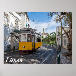 Retro gult tram på gatan i Lissabon, Portugal Poster