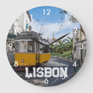 Retro gult tram på gatan i Lissabon, Portugal Stor Klocka